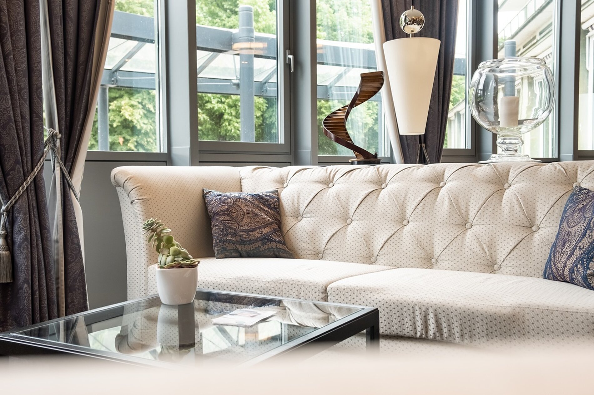 cremefarbenes Sofa in stilvollem Setting